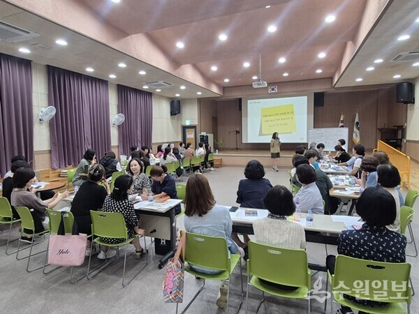인권 강사가 ‘찾아가는 인권교육’을 하고 있다.(사진=수원시)