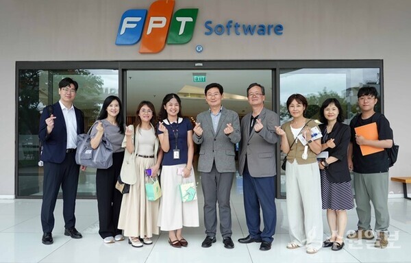 5일 FPT 소프트웨어에서 이상일 시장(가운데)과 용인시 대표단이 시설 시찰 후 기념사진을 찍고 있다.(사진=용인시)