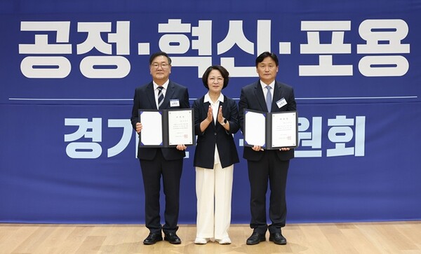 추미애 경기도지사가 지난달 15일 민선 9기 준비위원회인 ‘공정·혁신·포용 경기준비위원회’ 부위원장으로 김영진 국회 행정안전위원장을 임명하고 기념사진을 찍고 있다. (경기도 제공)