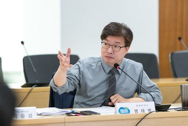  염태영 국회의원(더민주, 수원무)이 지난 2023년 11월 당시 경제부지사 산하의 모든 실국장과 공공기관장이 참석하는 투자전략회의를 진행하고 있다. (경기도 제공)