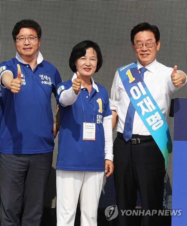 추미애 경기도지사가 더불어민주당 당대표였던 지난 2018년 5월 경기도 수원시 팔달구 화성행궁 광장에서 열린 경기도당 집중유세에서  이재명 당시 더불어민주당 경기도지사 후보(오른쪽)와 염태영 당시 수원시장 후보(왼쪽)와 손을 높이 들고 포즈를 취하고 있다. (사진=연합뉴스)