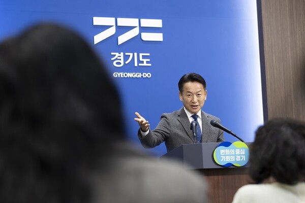 고영인 민선 8기 경제부지사가 지난해 11월 복지예산 논란에 대해 사과하고 관련 내용을 설명하고 있다. (경기도제공)