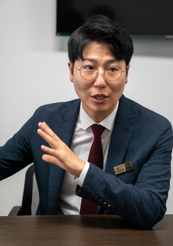 김한슬 경기도의원(국힘·비례)이 경기도 재정 상황에 대해 설명하고 있다. 전시언 기자