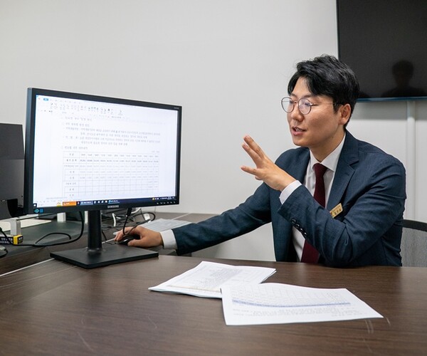 김한슬  경기도의원(국힘·비례)이 경기도 집행부에게 받은 자료와 홈페이지 내용을 비교해 설명하고 있다.