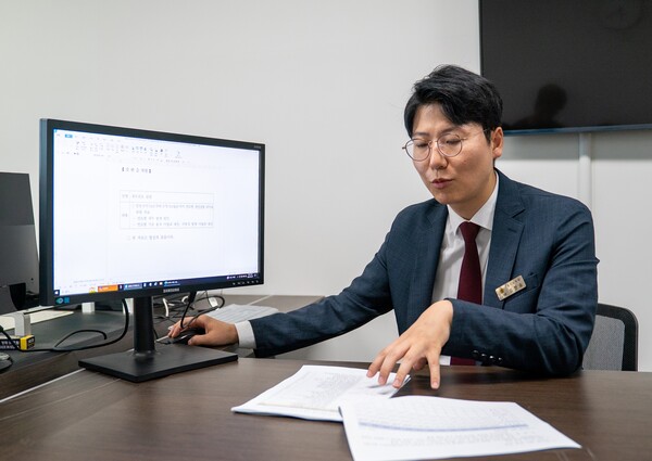 김한슬  경기도의원(국힘·비례)이 경기도 집행부에게 받은 자료와 홈페이지 내용을 비교해 설명하고 있다. 전시언 기자