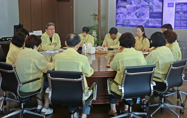 김인배 수원장안구청장이 폭염 대응 긴급 대책회의를 주재하고 있다 (수원시장안구 제공)