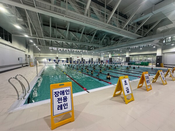 용인특례시는 기흥구 중동 동백미르휴먼센터 수영장에 장애인 전용 레인을 시범 운영한다 (용인시 제공)