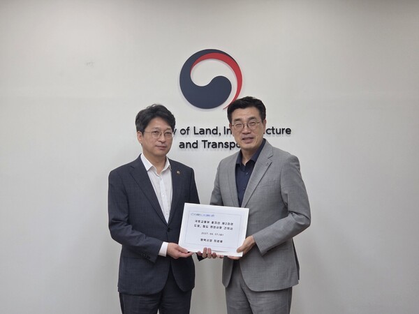 홍지선 국토교통부 제2차관(사진 왼쪽)과 최원용 평택시장 (평택시 제공)