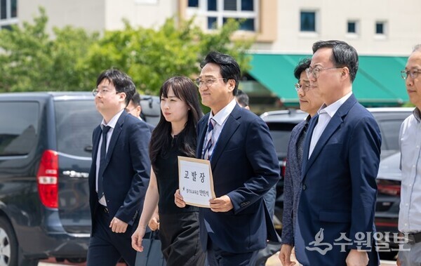 안민석 교육감 교권침해 고발장 제출하기위해 부천 오정경찰서를 방문하고 있다.(사진=경기도교육청)