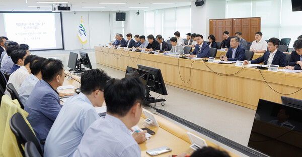 경기도는 10일 경기도청에서 주형철 경제부지사 주재로 재정위기 극복 전략 TF 1차 회의를 열었다 (경기도 제공)
