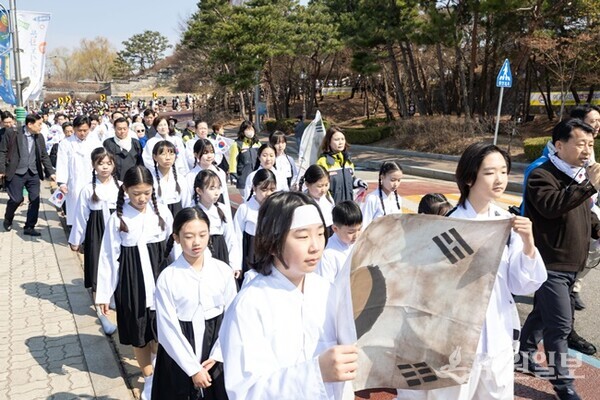 3월21일 수원 독립운동의 길 시민추진단이 독립운동 당시 만세 행진을 재연하고 있다.(사진=수원시)