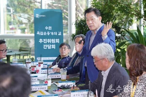 지난해 6월 수원시청 새빛민원실에서 수원 독립운동의 길 조성을 위해 모인 추진위원회 첫 간담회에서 이재준 수원시장이 인사말을 하고 있다.(사진=수원시)