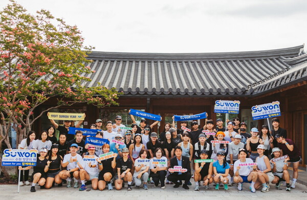 수원시 행궁동과 청년상인회는 러닝 크루들과 ‘행궁동 플로깅런’을 개최했다 (수원시 제공)