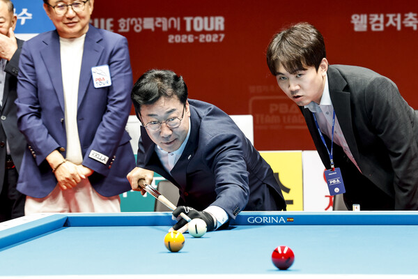 정명근 화성특례시장이 12일 PBA 팀리그 화성특례시 TOUR 2026-2027 2라운드 개막식에서 기념 시타를 하고 있다 (화성시 제공)