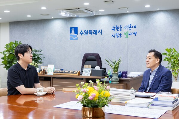 이재준 수원시장이 하정우 전 수석과 이야기를 나누고 있다 (수원시 제공)