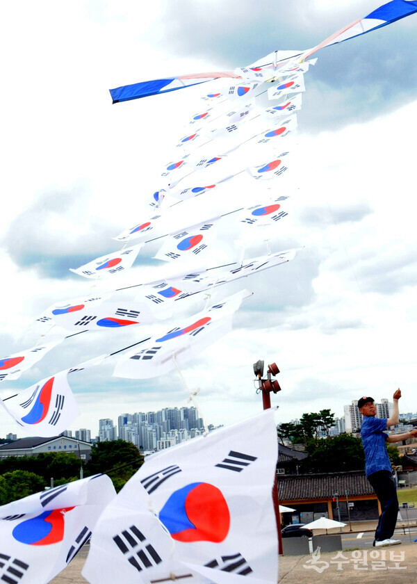 제81회 광복절을 이틀 앞둔 13일 오후 세계문화유산인 수원화성 창룡문 앞에서 한국연연맹 회원들이 태극기 연을 날리고 있다. (김기수기자)
