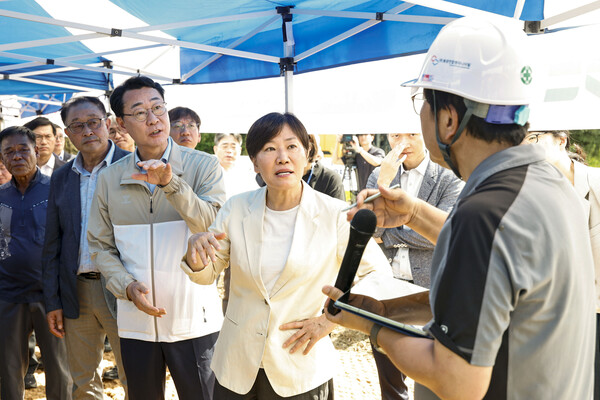 정명근 화성특례시장이 송미령 농림축산식품부 장관과 함께 13일 영농형 태양광 시범조성 사업 현장을 둘러보며 관계자의 설명을 듣고 있다 (화성시 제공)