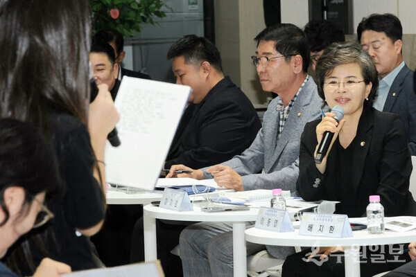 14일 오후 수원특례시 의회 1층로비에서 열린 '열린의정 시민과의 대화'에서 김미경 의장이 '아파트내 스크린 도어 설치와 화서지하차도 공사로 인한 교통대책' 등'시민들의 건의사항을 청취하고 있다.