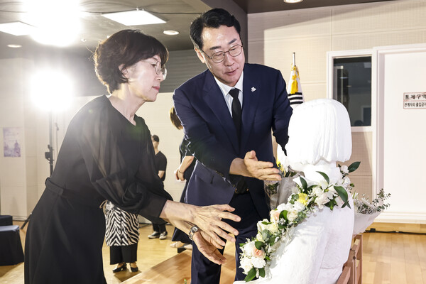 정명근 화성특례시장과 이선희 화성시여성단체협의회 명예회장이 일본군 위안부 피해자 기림의 날 기념식에서 헌화하고 있다 (화성시 제공)