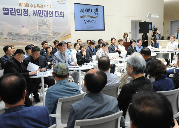 김미경 수원특례시의회 의장이 14일 수원특례시의회 1층 로비에서 열린 제1회 열린의정, 시민과의 대화에서 시민들과 소통하고 있다 (김기수 기자)