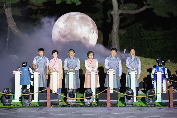이재준 수원특례시장(왼쪽 3번째), 김미경 수원특례시의회 의장, 백혜련(수원시을)·김영진(수원시병)·김준혁(수원시정) 의원 등이 점등식에 참여하고 있다 (수원시 제공)