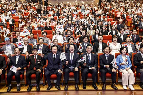 정명근 화성특례시장과 윤대성 광복회 화성시지회장을 비롯한 참석자들이 제81주년 광복절 기념행사를 마친 뒤 기념촬영을 하고 있다 (화성시 제공)