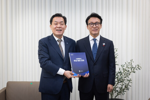 이재준 수원특례시장이 지난 1월 김민석 국무총리에게 수원의 미래 성장 기반 구축을 위한 핵심 현안이 실현될 수 있도록 적극적으로 지원해 달라고 건의문을 전달하고 있다. (수원시 제공)