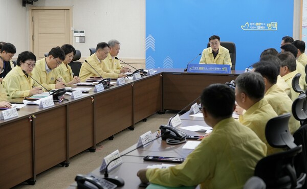 청북읍 창고 화재와 관련해 종합적인 후속 조치 및 2차 피해 방지를 위한 긴급 대책회의가 열리고 있다 (평택시 제공)