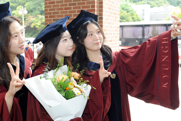 19일 오전 경희대학교 국제캠퍼스에서 열린 2025학년도 후기 학위수여식에서 졸업생들이 친한 친구들과 학창시절 마지막 셀카를 찍고 있다