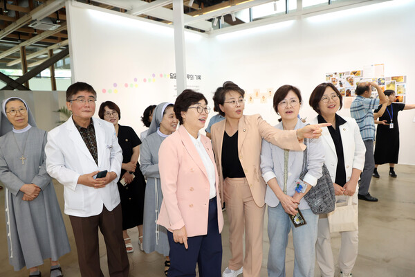 김미경 수원특례시의회 의장과 김민양 의원을 비롯한 참석자들이 제9회 다담사진전 전시 작품을 관람하고 있다 (수원시의회 제공)