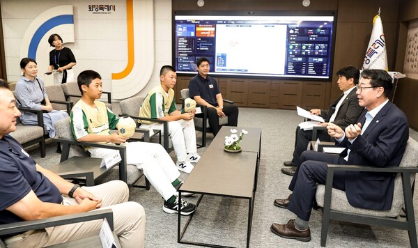 정명근 화성특례시장이 화성시 리틀야구단 소속 선수, 지도자들과 함께 우승 소감을 나누며 격려하고 있다 (화성시 제공)