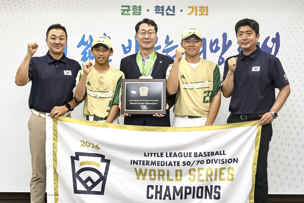 정명근 화성시장은 화성시 리틀야구단 A팀(동탄) 감독과 선수들을 격려했다 (화성시 제공)