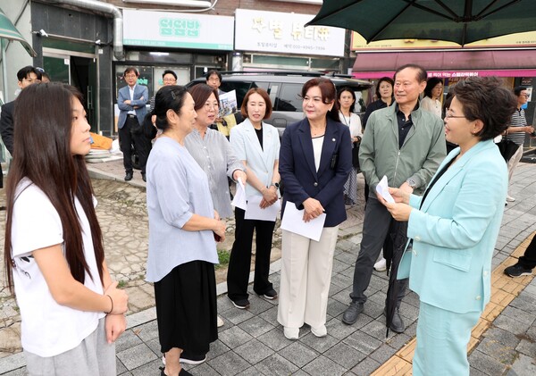 김은수 수원시의원이 송정초등학교 등굣길을 점검했다 (수원시의회 제공)