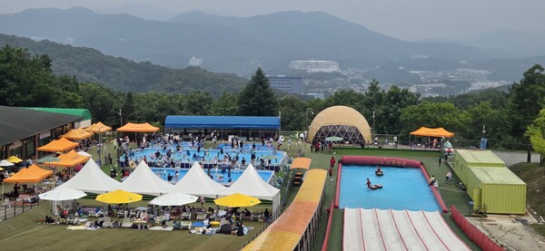 용인특례시는 용인시청소년수련원 물놀이장을 9월 6일까지 연장 운영한다 (용인시 제공)