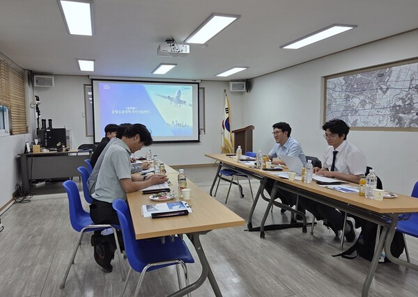 박상현 도의원이 서울.제주도의원과 협의하고 있다 (경기도의회 제공)