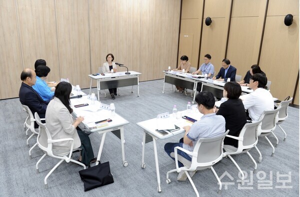 지난 21 수원시의회 청사에서 사정희 수원시의원이 발달장애인 복지시설 종사자들과 처우개선 간담회를 진행하고 있다. (사정희 의원 제공)