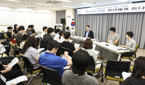 정명근 화성특례시장이 청년과의 소통 간담회에서 청년정책 추진 방향에 대해 이야기하고 있다 (화성시 제공)