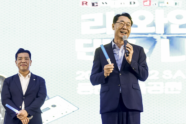 정명근 화성특례시장이 동탄 여울공원에서 열린 리와인드 댄스 나잇!에서 시민들에게 인사말을 하고 있다 (화성시 제공)