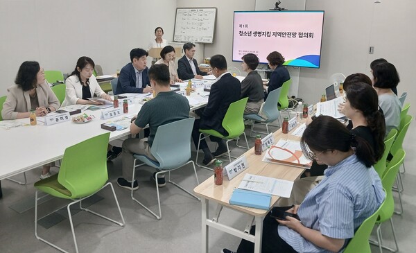 경기도와 관계기관들이 모여 ‘제1차 청소년 생명지킴 지역안전망 협의회’를 개최했다 (경기도 제공)