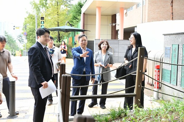 박사승 수원시영통구청장이 민원현장을 찾아 불편사항을 확인하고 있다 (수원시영통구 제공)
