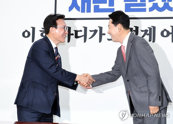 김민석 더불어민주당 대표와 장동혁 국민의힘 대표 (연합뉴스)