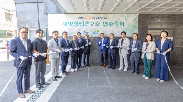 지난 2025년 7월 새빛청년존 2호 입주를 기념해 수원시와 한국토지주택공사 관계자들이 제막식을 하고 있다 (수원시 제공)