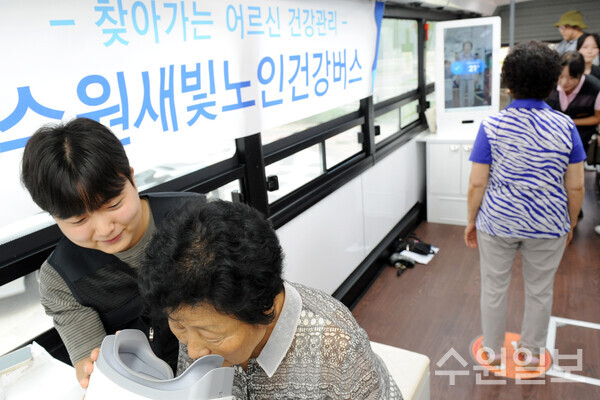 찾아가는 수원새빛노인건강버스 진료가 시작된 25일 수원 SK청솔노인복지관에서 어르신들이 건강버스 안에서 안구검사등 진료를 받고 있다.  (사진=김기수 기자)