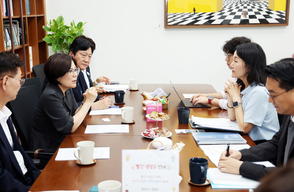 김보라 시장은 24일 이재정 국회 문화체육관광위원장을 만나 관광진흥법 개정법률안의 조속한 처리를 건의했다 (안성시 제공)
