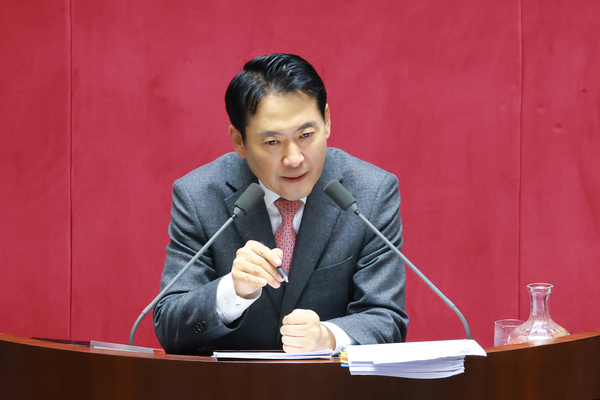 국민의힘 장동혁 대표가 지난해 12월 국회에서 열린 임시국회 본회의에서 전담재판부 설치 및 제보자 보호 등에 관한 특별법에 대한 무제한 토론하고 있다. (연합뉴스)