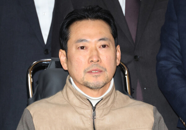 지난 1월 통일교·공천헌금 '쌍특검' 수용을 요구하며 8일째 단식을 이어가던 장동혁 대표가 건강 악화로 병원으로 이송되고 있다. (연합뉴스)