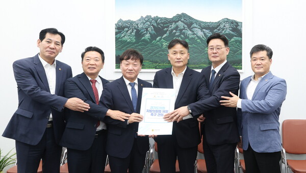 남종섭 경기도의회 의장은 25일 김영진 국회 행정안전위원장에게 ‘지방의회법 제정 건의안’을 전달했다 (경기도의회 제공)