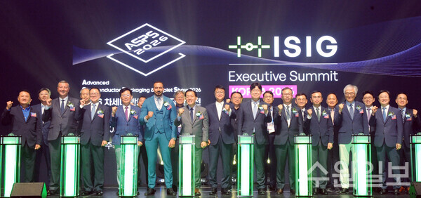 (수원=수원일보) 김기수 기자=26일 수원컨벤션센터에서 열린 '2026 차세대 반도체 패키징 산업전(ASPS)·국제 반도체 경영진 서밋(ISIG Executive Summit Korea) 공동개막식'에서 이재준 수원특례시장을 비롯한 참석자들이 기념촬영을 하고 있다.