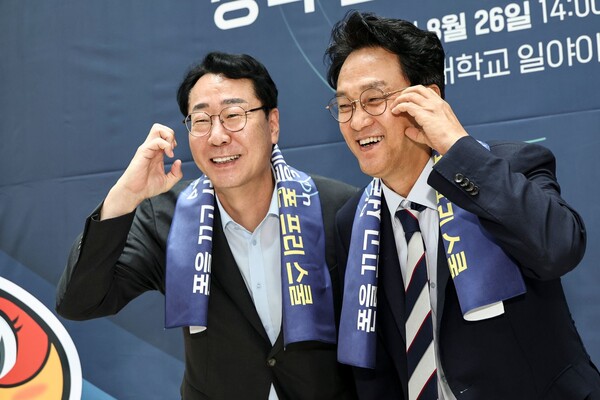 정명근 화성특례시장(왼쪽)과 안민석 경기도교육감(오른쪽)이 26일 장안대학교에서 열린 화성오산 폰 프리 스쿨 정책설명회에서 폰 프리 스쿨 실천을 상징하는 퍼포먼스를 하고 있다. 사진=화성시 제공