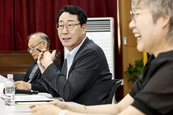 정명근 화성특례시장이 26일 봉담읍 주민자치센터에서 열린 화성시 시민협치 동행기획단 회의를 진행하고 있다 (화성시 제공)